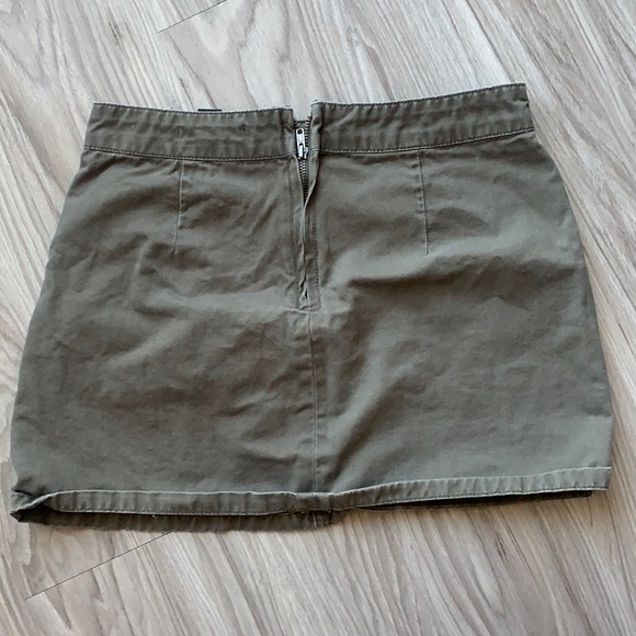 Forever 21 Green Mini Skirt with Pockets Medium - Picture 2 of 2